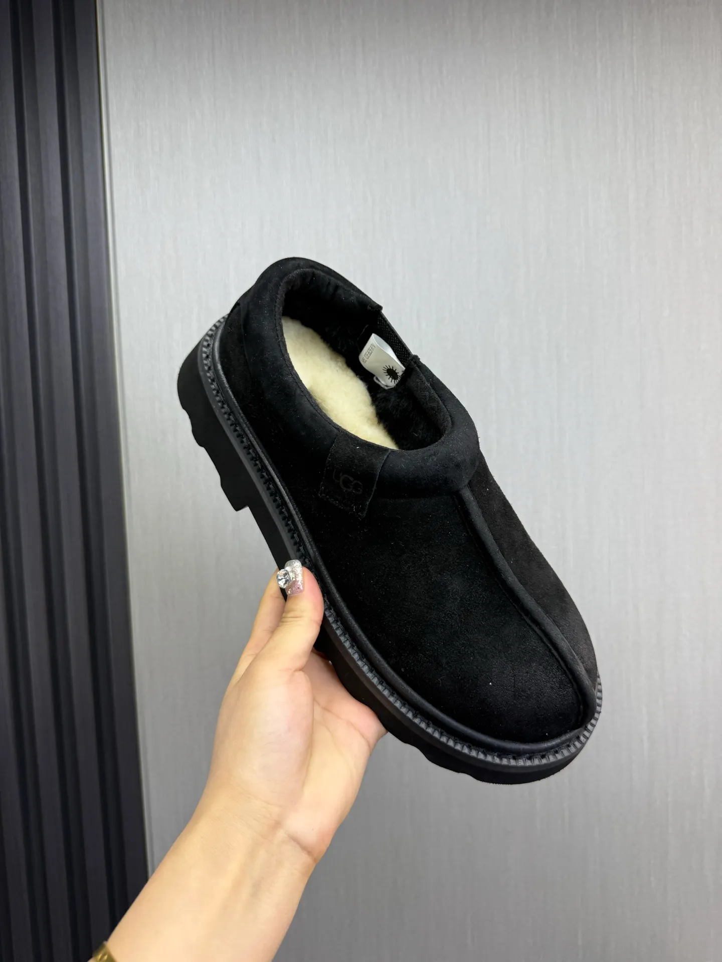Men's shoes 💰560💰 New UGG fur integrated men's simple and fashionable snow boots. The most worth buying at the end of this year are warm casual shoes. Whether you are out and about at home, their comfortable and warm performance will be your most suitable fashion companion! The material is cowhide upper and imported wool is used inside. Warm and comfortable! The eva+ rubber patch outsole is cushioned, non-slip and wear-resistant, and has good elasticity. It is light and wear-resistant, comfortable and soft, and the new simple cut is more fashionable. It has both practicality and fashion sense, so you no longer have to worry about how to match it in winter, while still maintaining your fashionable taste. High-quality genuine wool. Look at the details for the material! Size: 39-40-41-42-43-44-44 sneaker size